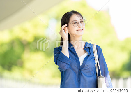女實業家佩帶的鏡片 105545093