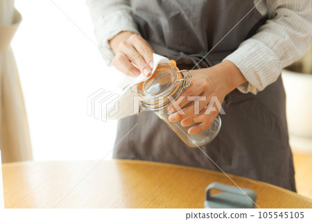 女人擦玻璃瓶的手照片 女人擦玻璃瓶的手照片 105545105
