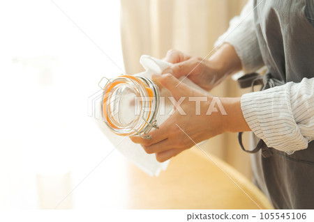 女人擦玻璃瓶的手照片 女人擦玻璃瓶的手照片 105545106