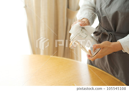 女人擦玻璃瓶的手照片 女人擦玻璃瓶的手照片 105545108