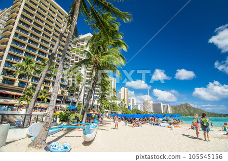 Hawaii holiday [Waikiki beach and blue sky] 105545156