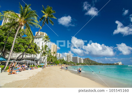 Hawaii holiday [Waikiki beach and blue sky] 105545160