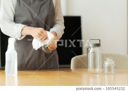 女人擦玻璃瓶的手照片 女人擦玻璃瓶的手照片 105545232