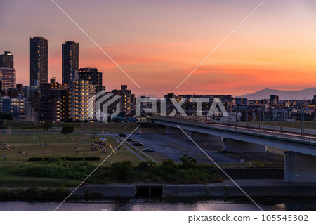 「神奈川縣」武藏小杉塔宅邸夜景 / 從多摩川河床眺望 「神奈川縣」武藏小杉塔宅邸夜景 / 從多摩川河床眺望 105545302