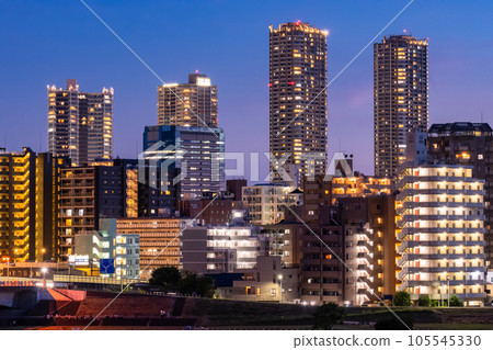 "Kanagawa Prefecture" Night view of Musashi Kosugi Tower Mansion / From the riverbed of the Tama River 105545330