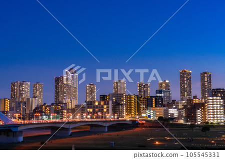 "Kanagawa Prefecture" Night view of Musashi Kosugi Tower Mansion / From the riverbed of the Tama River 105545331