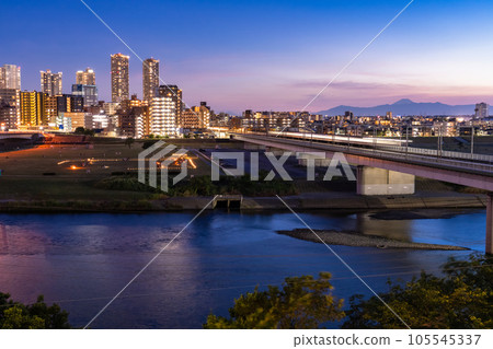 「神奈川縣」武藏小杉塔宅邸夜景 / 從多摩川河床眺望 「神奈川縣」武藏小杉塔宅邸夜景 / 從多摩川河床眺望 105545337