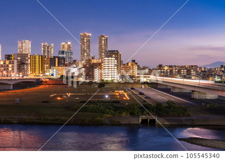 "Kanagawa Prefecture" Night view of Musashi Kosugi Tower Mansion / From the riverbed of the Tama River 105545340