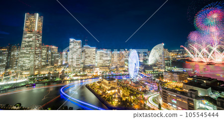 [Urban landscape] Night view of Minato Mirai with beautiful fireworks and boat trails 105545444