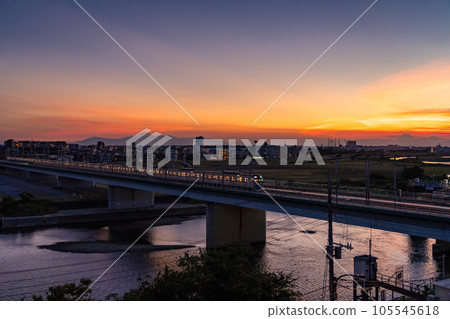 《神奈川縣》東急目黑線黃昏時的多摩川河床 105545618