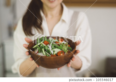 woman with a bowl of salad 105546017