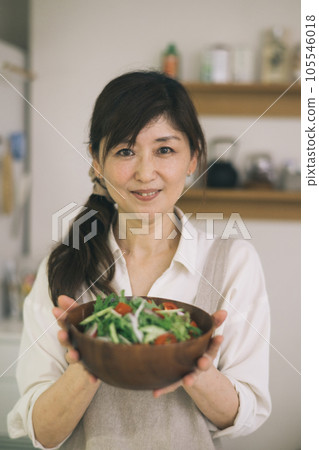 Middle woman with salad 105546018