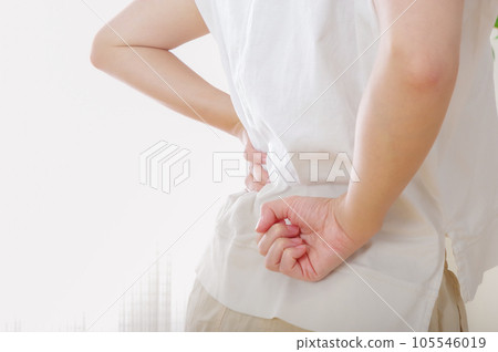 背痛的年輕女子 105546019