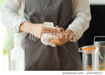 女人擦玻璃瓶的手照片 女人擦玻璃瓶的手照片 105546317