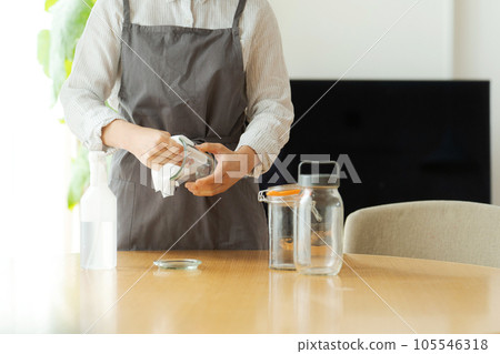 女人擦玻璃瓶的手照片 女人擦玻璃瓶的手照片 105546318