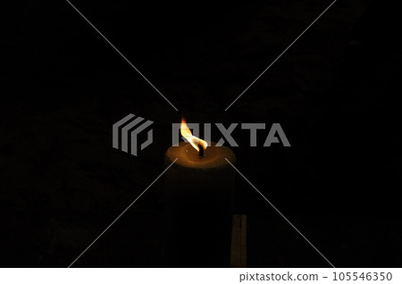 candle light in church 105546350