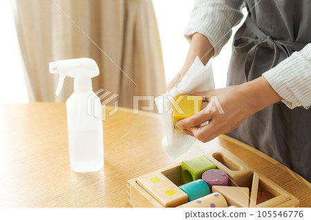 給玩具消毒的女人的手部照片 105546776