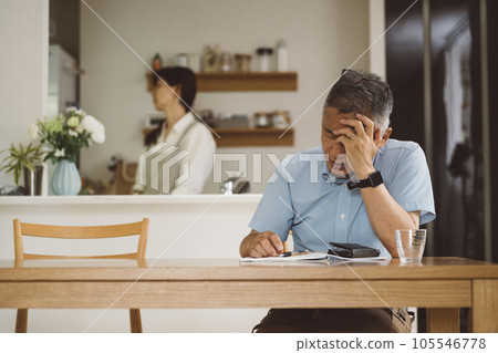 夫妻吵架/老人思考 105546778