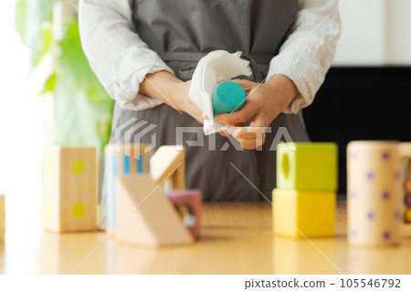 給玩具消毒的女人的手部照片 給玩具消毒的女人的手部照片 105546792