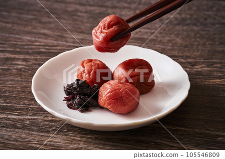 盛在碗裡的梅干 105546809