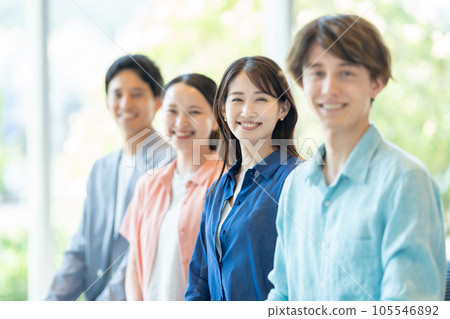 年輕的商務人士女商人 年輕的商務人士女商人 105546892