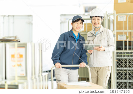在倉庫工作的女司機和工人 105547195