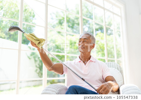 Senior men polishing golf clubs 105547338
