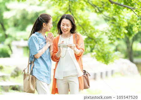 middle-aged women smartphone women's trip 105547520