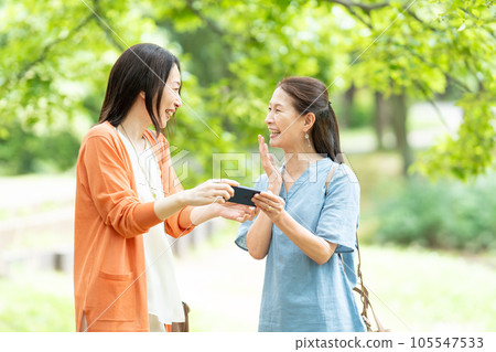 中年婦女用智能手機自拍 105547533