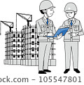 兩名工人在建築工地一邊看著筆記本電腦一邊工作 105547801
