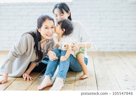 baby kissing grandma 105547848