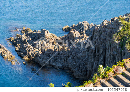 A view of Tojinbo, a sightseeing spot with a refreshing summer morning blue sky, blue sea and columnar joints｜Sakai City, Fukui Prefecture 105547958