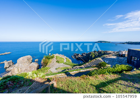 夏日清晨的藍天、碧海、柱狀節理令人神清氣爽的觀光勝地東尋坊美景｜福井縣堺市 105547959