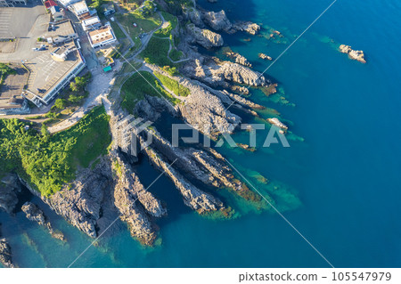 無人機｜從海上俯瞰陡峭懸崖的觀光勝地東尋坊｜福井縣堺市 105547979