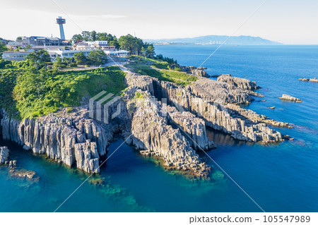 無人機｜從海上鳥瞰夏日藍天與懸崖峭壁的觀光勝地東尋坊｜福井縣堺市 105547989