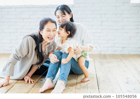 寶寶親吻奶奶 寶寶親吻奶奶 105548056