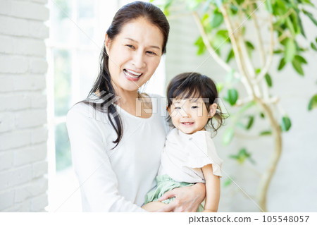 奶奶抱著孩子 奶奶抱著孩子 105548057