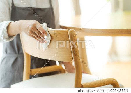 媽媽擦椅子的局部截圖 105548724