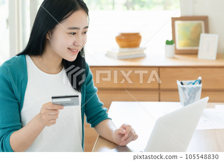 在線購物的年輕女性 在線購物的年輕女性 105548830