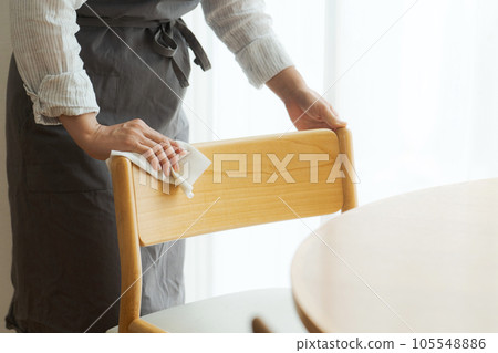 媽媽擦椅子的局部截圖 105548886