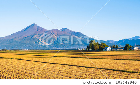從豬苗代町眺望秋天的磐梯山 105548946