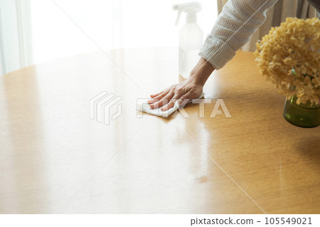 Part cut of a woman wiping the table 105549021