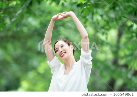 Fresh green refresh woman Fresh green refresh woman 105549061
