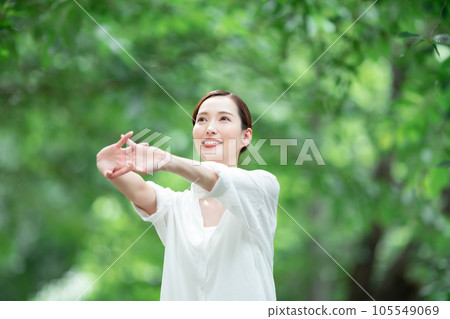 Fresh green refresh woman Fresh green refresh woman 105549069