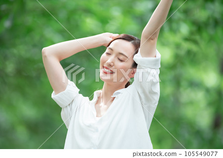 Fresh green refresh woman 105549077