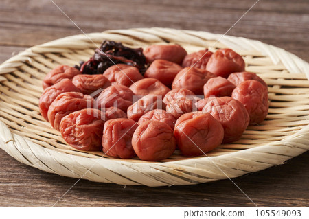 Umeboshi spread on a colander 105549093