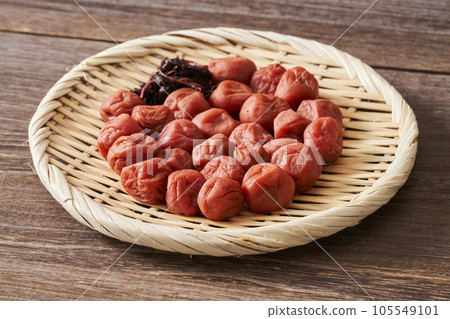 梅干撒在漏勺上 105549101