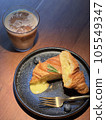 Café croissant and ice latte 105549347