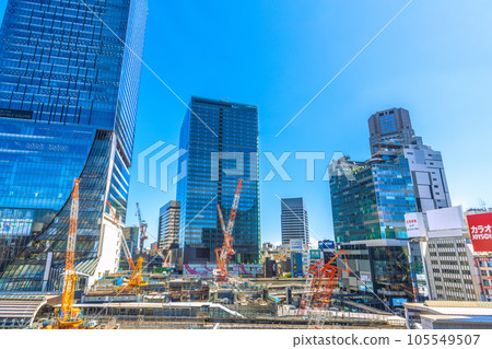 日本夏季東京城市景觀 / 澀谷站、澀谷爭奪廣場等建築物以及大型起重機森林的景觀 105549507