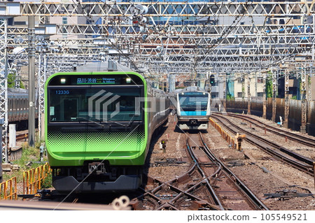 山手線E235係與京濱東北線E233係並列運行 105549521